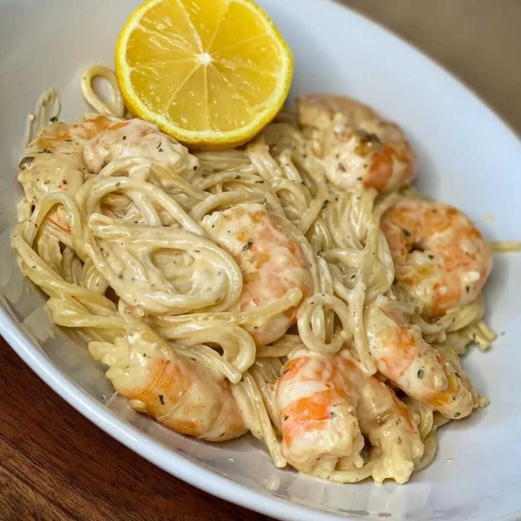 Σπαγγέτι με Γαρίδες με Σκόρδο αλα κρεμ, σερβιρισμένα με μαϊντανό και λεμόνι