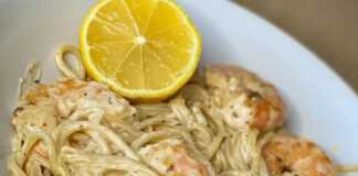 Σπαγγέτι με Γαρίδες με Σκόρδο αλα κρεμ, σερβιρισμένα με μαϊντανό και λεμόνι