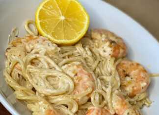 Σπαγγέτι με Γαρίδες με Σκόρδο αλα κρεμ, σερβιρισμένα με μαϊντανό και λεμόνι