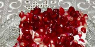 Κομμάτι από γιαουρτογλυκό με ρόδι, που φαίνονται οι στρώσεις.