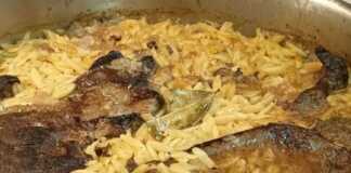 Λευκό γιουβέτσι με συκώτι μοσχαρίσιο, ζουμερό και καυτό, μόλις βγήκε από τον φούρνο.