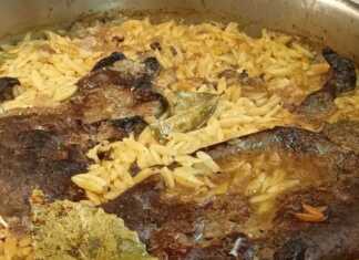 Λευκό γιουβέτσι με συκώτι μοσχαρίσιο, ζουμερό και καυτό, μόλις βγήκε από τον φούρνο.