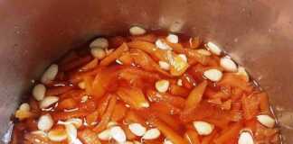 Μπαστουνάκια κυδώνι να βράζουν στο σιρόπι, με κομμάτι αμπαρόριζας