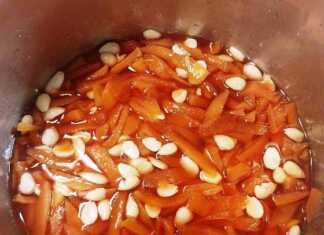 Μπαστουνάκια κυδώνι να βράζουν στο σιρόπι, με κομμάτι αμπαρόριζας