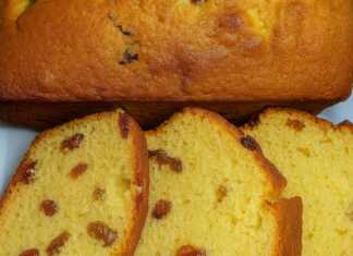 Το γρήγορο κέικ 5 λεπτών κομμένο σε φέτες, με σταφίδες, πασπαλισμένο με άχνη ζάχαρη