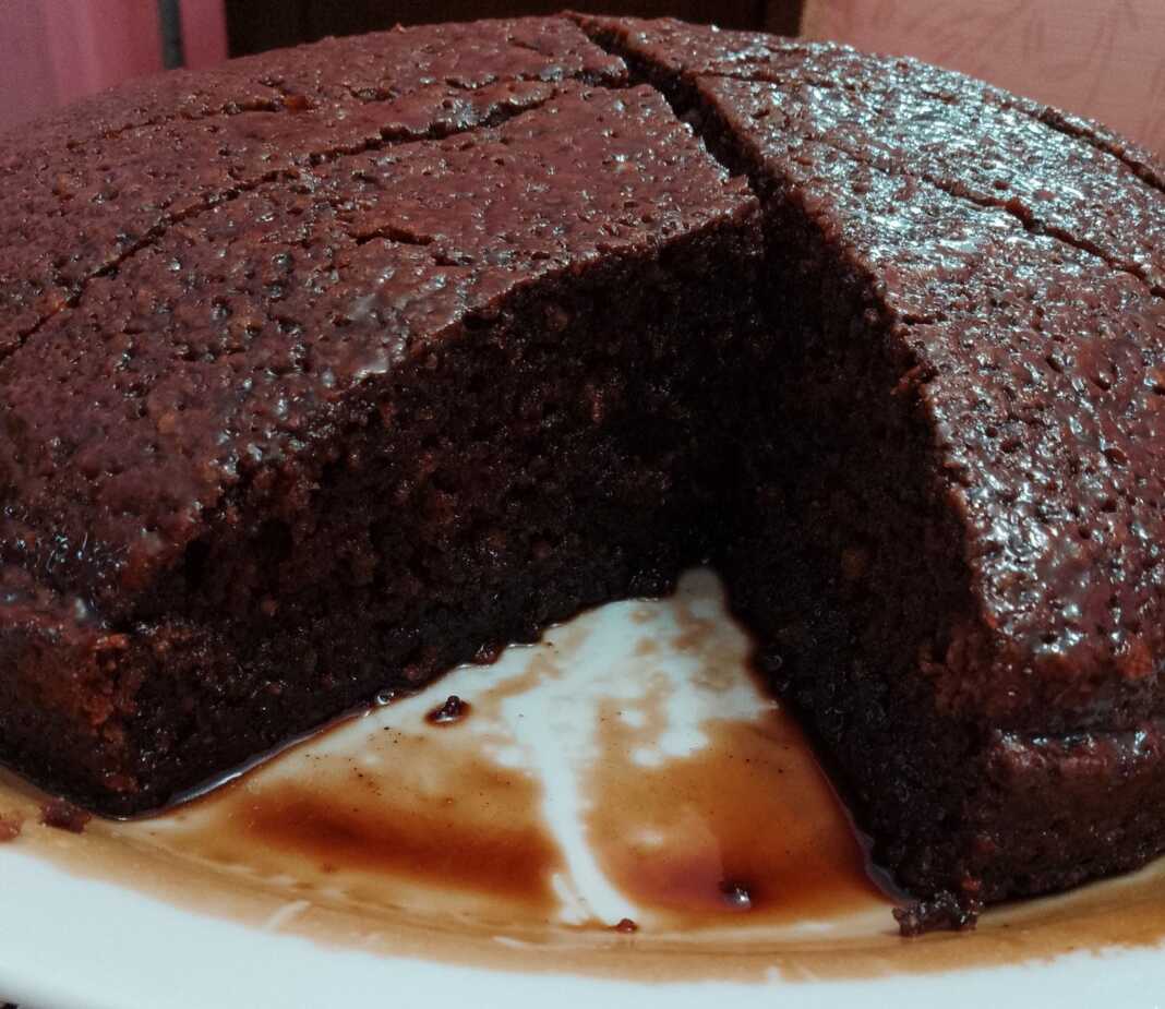 keik katsarolas sokolata Σιροπιαστό Κέικ Σοκολάτας με σοκολατένια κρέμα, κομμένο .