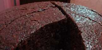 Σιροπιαστό Κέικ Σοκολάτας με σοκολατένια κρέμα, κομμένο .