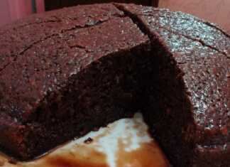 Σιροπιαστό Κέικ Σοκολάτας ή Κέικ Κατσαρόλας: Η Απόλυτη Συνταγή Σιροπιαστό Κέικ Σοκολάτας με σοκολατένια κρέμα, κομμένο .