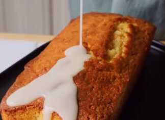 Αφράτο κέικ λεμόνι με γλάσο να τρέχει, σερβιρισμένο σε ξύλινη επιφάνεια