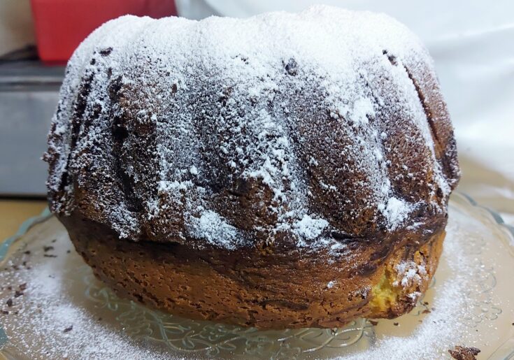 Μαρμπρέ κέικ με το χαρακτηριστικό σχέδιο σοκολάτας και βανίλιας.