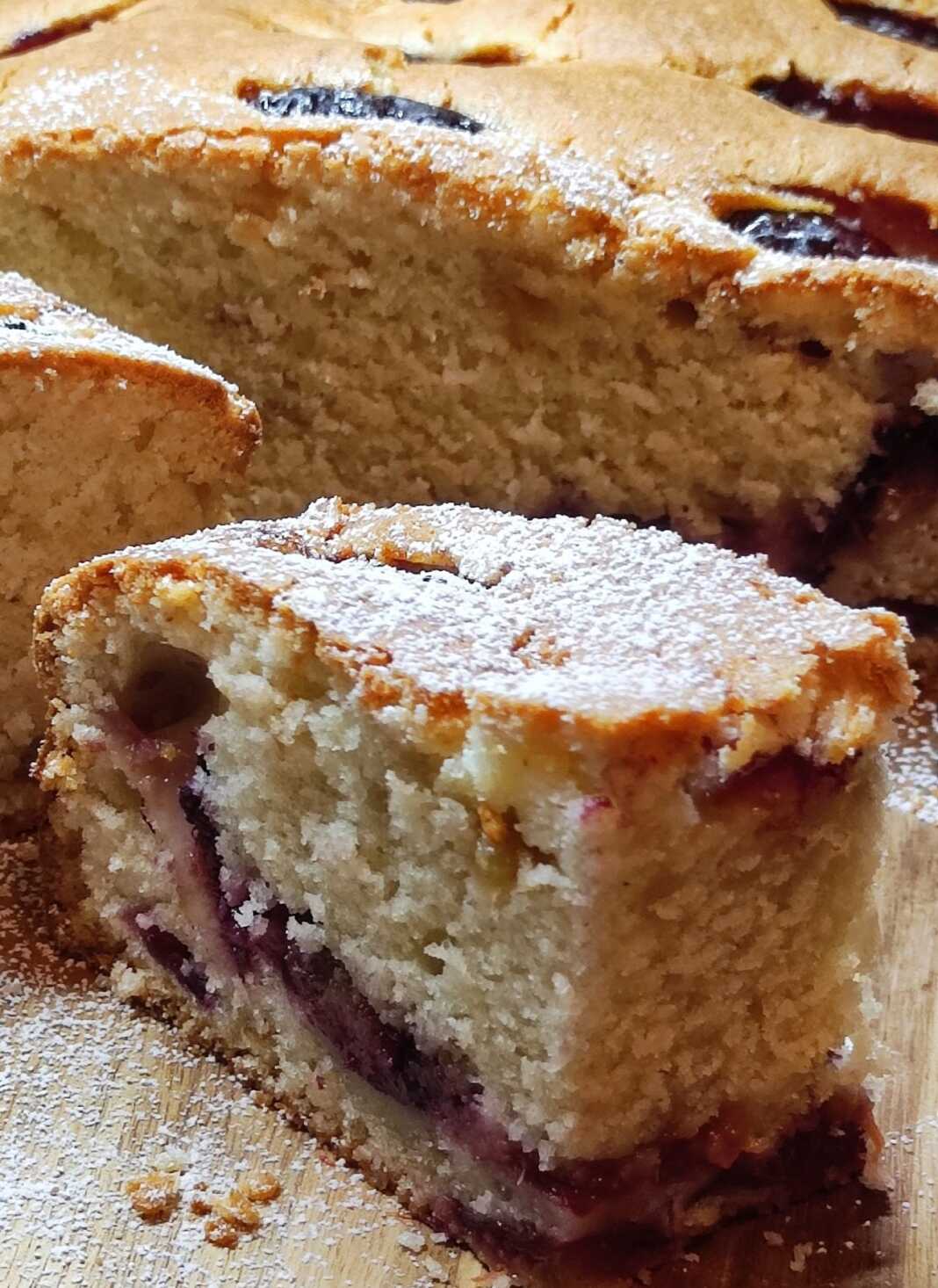 Κέικ Δαμάσκηνο αφράτο με κομμάτια φρούτων και κανέλα