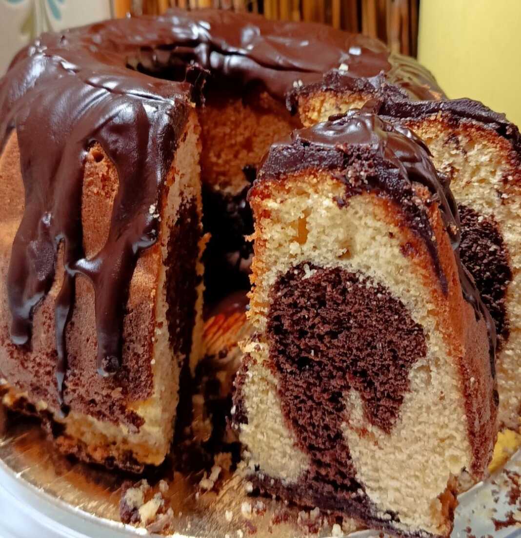 Κέικ βανίλια σοκολάτα με σχέδιο swirl και γυαλιστερό γλάσο σοκολάτας