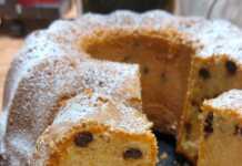 Αφράτο κέικ σοκολάτα-πορτοκάλι με σταγόνες σοκολάτας, έτοιμο για σερβίρισμα