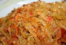 Κοκκινιστό Λάχανο σερβιρισμένο σε πιάτο, με ατμούς.