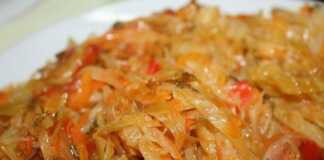 Κοκκινιστό Λάχανο σερβιρισμένο σε πιάτο, με ατμούς.