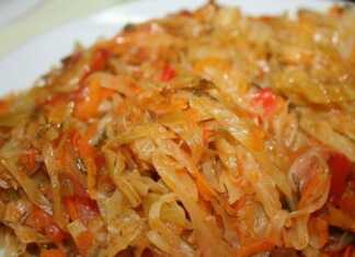 Κοκκινιστό Λάχανο σερβιρισμένο σε πιάτο, με ατμούς.