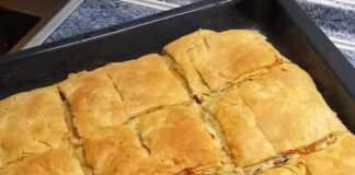 Κοτόπιτα με τραγανό φύλλο, κομμένη σε κομμάτια, έτοιμη για σερβίρισμα.