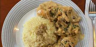 Κοτόπουλο με Μανιτάρια και Μπύρα σε κρεμώδη σάλτσα, σερβιρισμένο σε βαθύ πιάτο