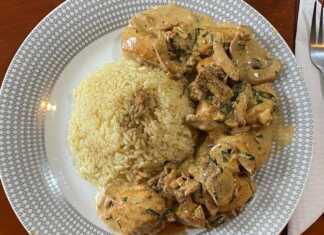 Κοτόπουλο με Μανιτάρια και Μπύρα: Ένα πιάτο γεμάτο άρωμα Κοτόπουλο με Μανιτάρια και Μπύρα σε κρεμώδη σάλτσα, σερβιρισμένο σε βαθύ πιάτο