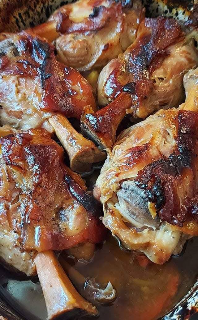 Χοιρινά Κότσια σε Γάστρα