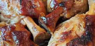 Χοιρινά κότσια σε γάστρα με λαχανικά, έτοιμα για ψήσιμο με τη μαρινάδα της μπύρας