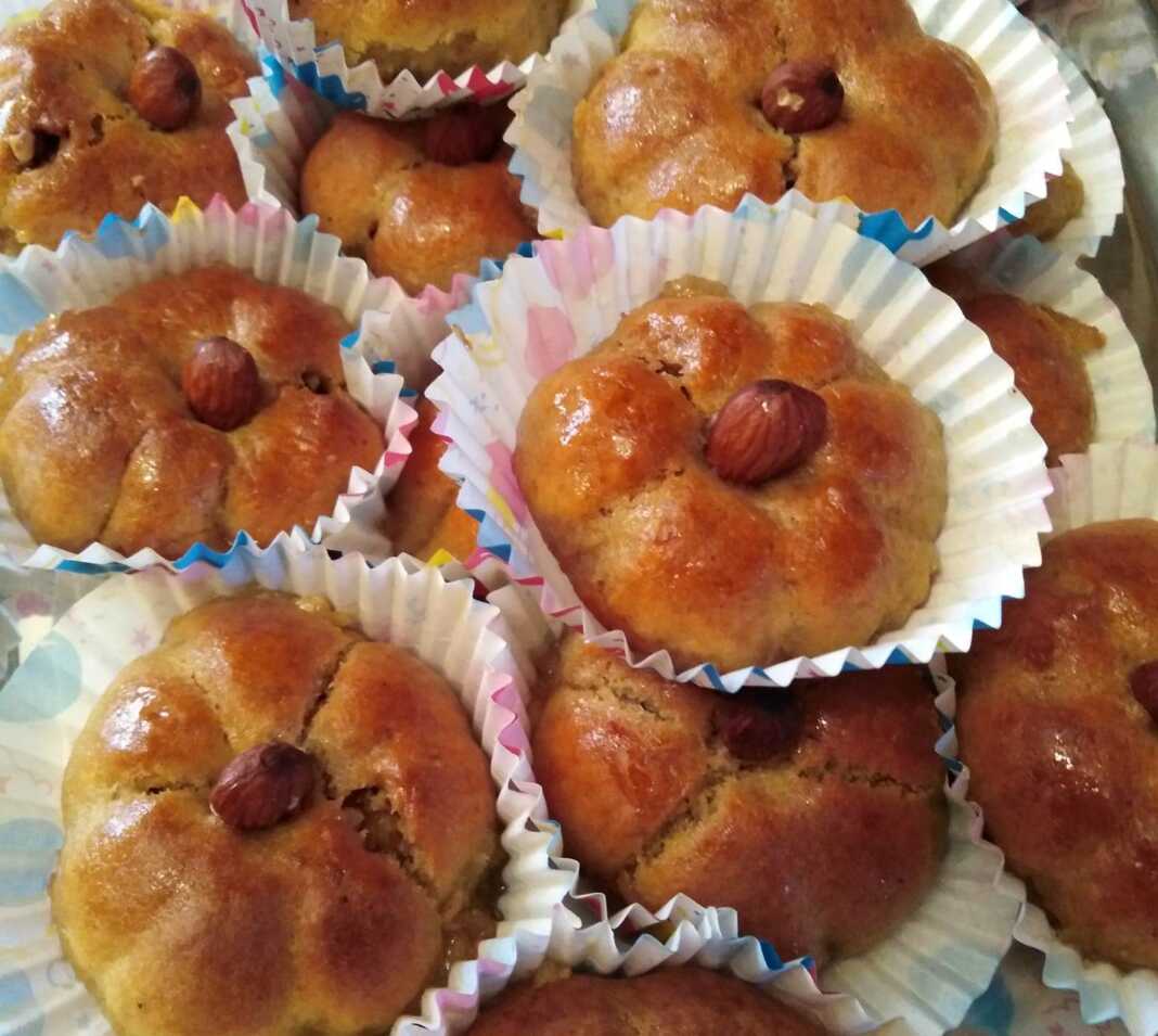 koulourakia siropiasta Νηστίσιμα Κουλουράκια Σιροπιαστά με Καρύδια, σερβιρισμένα με σιρόπι