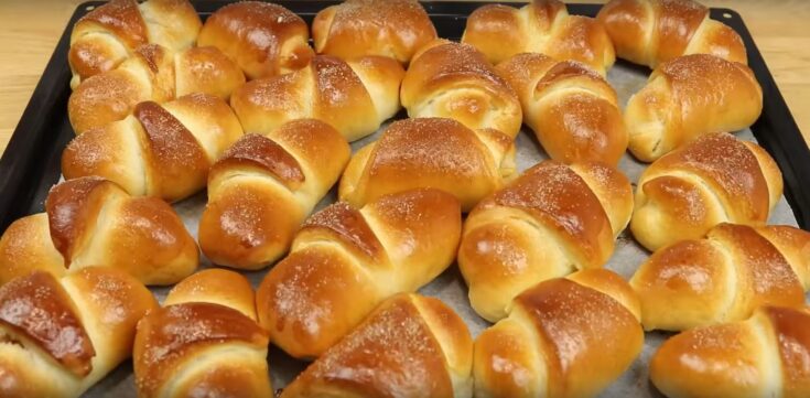 Αφράτα κρουασανάκια με μήλο, φρεσκοψημένα και πασπαλισμένα με ζάχαρη