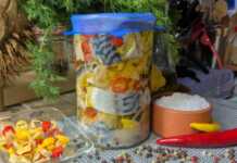 Λακέρδα Σκούμπρι Μαρινάτο κομμένη σε φέτες και τοποθετημένη σε βάζο με λάδι