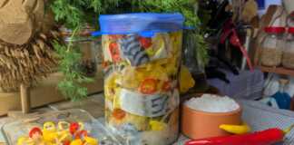 Σκούμπρι Μαρινάτο Λακέρδα Σκούμπρι Μαρινάτο κομμένη σε φέτες και τοποθετημένη σε βάζο με λάδι