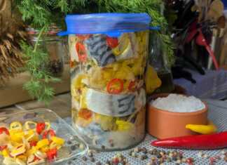 Λακέρδα Σκούμπρι Μαρινάτο κομμένη σε φέτες και τοποθετημένη σε βάζο με λάδι