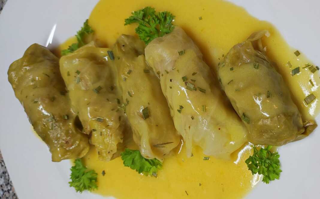 Λαχανοντολμάδες Χωρίς Αυγολέμονο σερβιρισμένοι με λευκή σάλτσα λεμονιού.