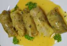 Λαχανοντολμάδες Χωρίς Αυγολέμονο σερβιρισμένοι με λευκή σάλτσα λεμονιού.