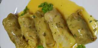 Λαχανοντολμάδες Χωρίς Αυγολέμονο σερβιρισμένοι με λευκή σάλτσα λεμονιού.