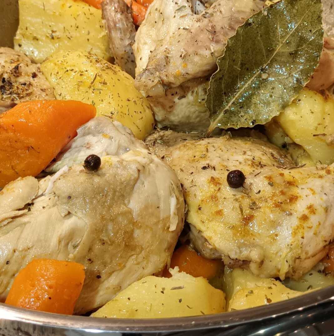 Νόστιμο Λεμονάτο Κοτόπουλο στην κατσαρόλα με πατάτες.