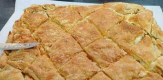 Μανιταρόπιτα με σφολιάτα με χρυσαφένια κρούστα, ψημένη στο ταψί.