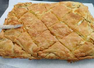 Μανιταρόπιτα με σφολιάτα με χρυσαφένια κρούστα, ψημένη στο ταψί.