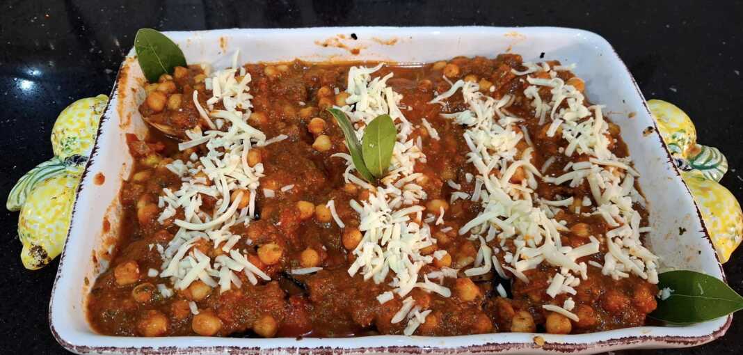 μελιτζάνα με ρεβίθια και τυρί στο φούρνο