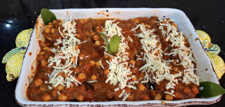 μελιτζάνα με ρεβίθια και τυρί στο φούρνο