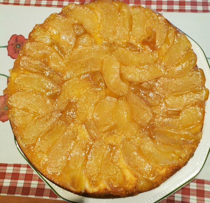 Κλασική Μηλόπιτα αναποδογυρισμένη με καραμελωμένα μήλα.
