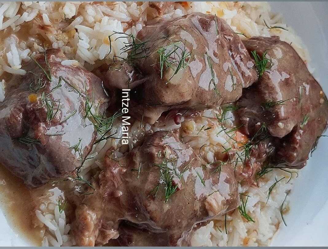 Ζεστό μοσχαράκι λεμονάτο σε πιάτο, με την πηχτή λεμονάτη σάλτσα και ρύζι μπασμάτι