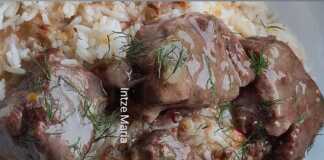 Ζεστό μοσχαράκι λεμονάτο σε πιάτο, με την πηχτή λεμονάτη σάλτσα και ρύζι μπασμάτι