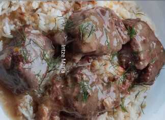 Ζεστό μοσχαράκι λεμονάτο σε πιάτο, με την πηχτή λεμονάτη σάλτσα και ρύζι μπασμάτι