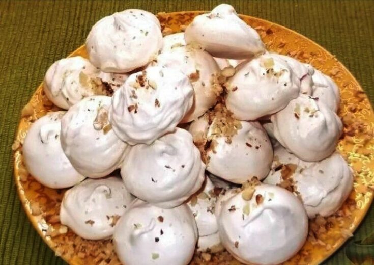 Αφράτοι μπεζέδες, έτοιμοι στο ταψί