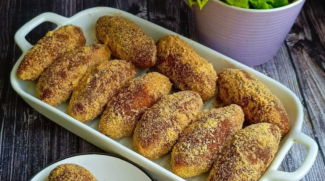 Κορμός Μπισκότου Σοκολάτας πασπαλισμένος με κακάο σε πιατέλα.