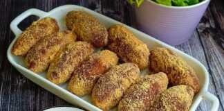 Κορμός Μπισκότου Σοκολάτας: Η πιο εύκολη συνταγή χωρίς ψήσιμο, έτοιμη σε 10 λεπτά Κορμός Μπισκότου Σοκολάτας πασπαλισμένος με κακάο σε πιατέλα.