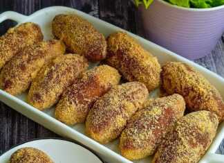 Κορμός Μπισκότου Σοκολάτας πασπαλισμένος με κακάο σε πιατέλα.