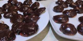 μπισκότου, που δείχνει τη στρώση μαρμελάδας πορτοκάλι.