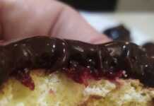 Διατομή μπισκότου, που δείχνει τη στρώση μαρμελάδας πορτοκάλι.