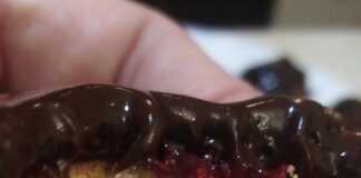 Διατομή μπισκότου, που δείχνει τη στρώση μαρμελάδας πορτοκάλι.