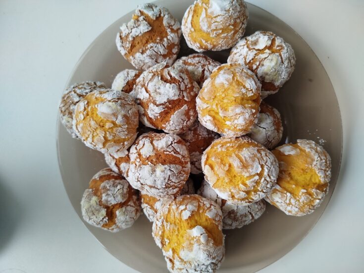 Μια πιατέλα με τα ψημένα και τραγανά Κουλουράκια Καρότου